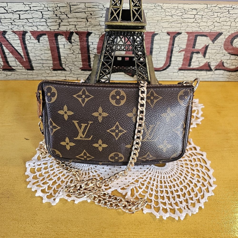 LV bucket pochette